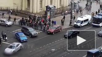 Видео: на Невском проспекте троллейбус толкнул легковушку
