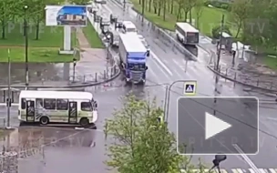 Столкновение фуры и иномарки на перекрёстке проспекта Ленина и улицы Танкистов попало на видео
