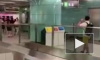 Видео из Гонконга: Дикий кабан набросился на женщину в метро