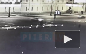 Toyota врезалась в фонарный столб перед Дворцовым мостом