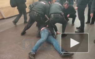 На станции "Сенная площадь" скрутили буйного пассажира