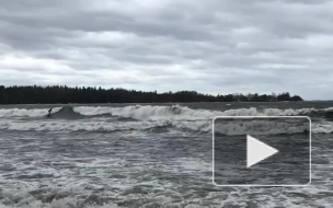 Во время шторма петербургские серферы покоряют волны Финского залива