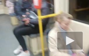 Назойливого блюстителя масочного порядка побили в петербургском трамвае