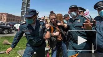 Армянские женщины закидали силовиков яйцами
