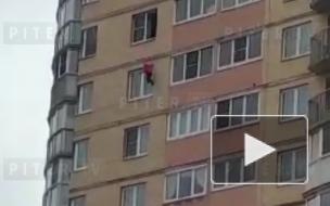 Появилось видео падения 5-летней девочки с 13 этажа на Туристской улице