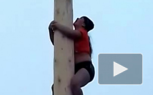 Появилось видео падения девушки с масленичного столба в Новокузнецке