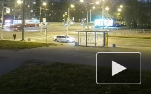 Видео: на Коллонтай мотоциклист врезался в бок трамвая