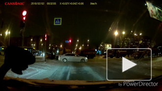 Снегоуборщикам скользко на дорогах: в Петербурге уборочная техника дважды попала в ДТП