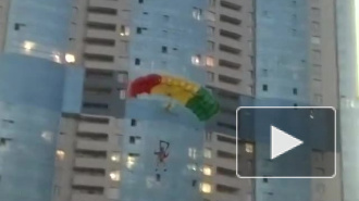 Бэйсджамперы выложили видео эпичных прыжков с высотки в Санкт-Петербурге