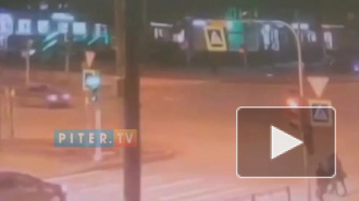 Видео: в Петербурге с рельсов сошел трамвай 