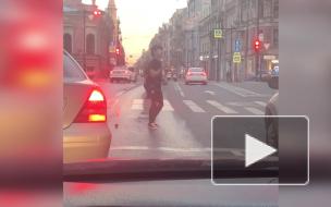 Жонглер развлек автомобилистов у театра Миронова