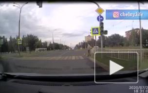 Видео момента ДТП: В Набережных Челнах перевернулась маршрутка с пассажирами 