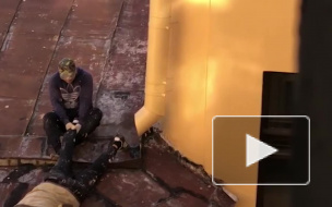 Петербуржец заснял на видео, как рабочие рискуя жизнью красят фасад