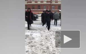 Петербуржцы жалуются в соцсетях на снежные завалы и неубранные улицы