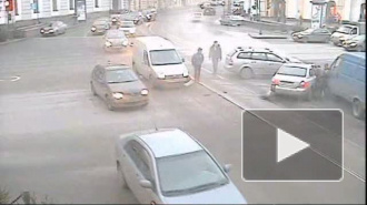 Гонщик на "Hyundai" атаковал на Невском сразу три машины  