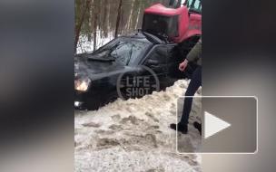 В подмосковной Шатуре "приора" во время обгона залетела задом под трактор на встречке