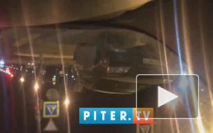 Видео: на перекрестке Гражданского и Луначарского автомобиль снес дорожный знак