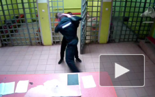 В Коми полицейский избивал задержанных