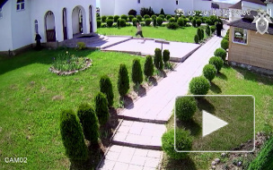 Появилось видео, как пьяный и полуголый мужчина напал на монахинь 