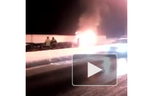 В Петергофе иномарка, совершая лихой обгон, протаранила фуру и загорелась
