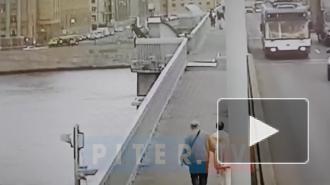 С моста Александра Невского сорвался неизвестный мужчина