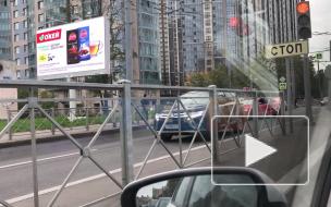 "Тойота" снесла дорожное ограждение на перекрестке Есенина и Тореза