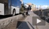 Петербуржцы проходят испытание поребриком на остановке в Коломне