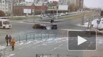 Момент ДТП с Mitsubishi на перекрестке Сизова и Парашютной попал на видео