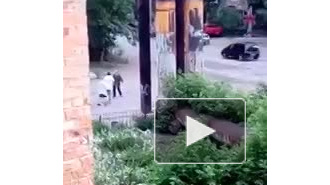 Появилось видео, как неадекватный мужчина бросался с ножом на прохожих в Нефтяниках