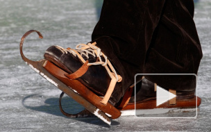 Чем заняться в снегопад: житель Владивостока прокатился на коньках по проезжей части