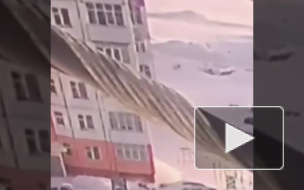 Видео: В Излучинске девушка выпала с 9 этажа, встала и пошла на работу