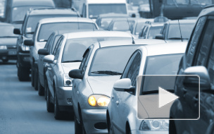 Образовавшаяся из-за ДТП на Тучковом мосту пробка мешала "скорой" подъехать к месту аварии