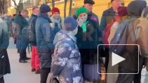 Километровая очередь выстроились в Ботанический сад
