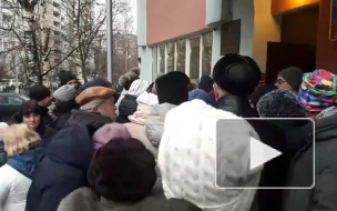 В МО "Правобержный" выстроилась огромная очередь за билетами на елку 