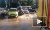 Прорыв трубы: на Маршала Захарова фонтан горячей воды перевернул авто