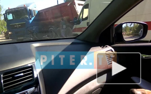 На Выборгском шоссе столкнулись три автомобиля: две легковушки и грузовик