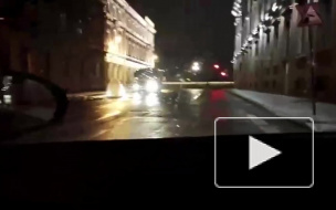 Видео: в Мраморном переулке забил "праздничный" фонтан