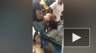 В США во время бунтов 30 чернокожих избили трансгендера в магазине