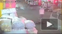 В Китае умерла двухлетняя девочка, которую переехали два грузовика