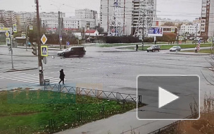 На пересечении улиц Десантников и Захарова KIA Rio поехал на красный свет и столкнулся с Гелендвагеном 