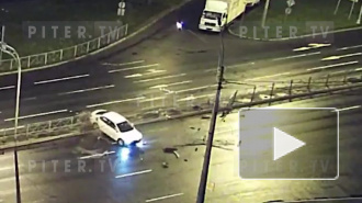Видео: машина влетела в разделительную полосу и снесла забор на Софийской
