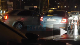 Петербуржцы встали в километровую пробку из-за ДТП на Кондратьевском