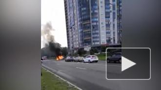 На Ленинском проспекте спасатели потушили полыхающую иномарку