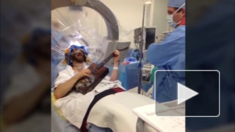 Актер Брэд Картер сыграл на гитаре в то время как врачи оперировали ему мозг