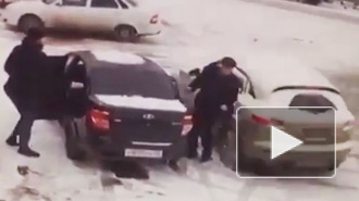 Страшное давление на видео: мужчину зажало между двух автомобилей 