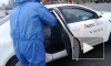 Петербургские таксисты показали дезинфекцию такси перед поездкой 