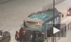 Петербуржцы самостоятельно откапывали застрявший в снегу автобус на Челюскина