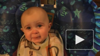 Видео младенца, со слезами слушающего пение, стало хитом интернета