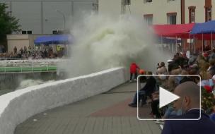 Зрителей накрыло гигантской волной на репетиции парада ВМФ