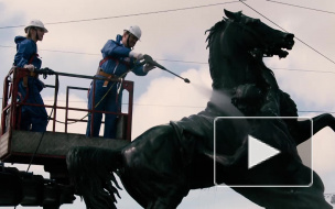 Чиновники обмыли коня в центре Петербурга в честь праздника реставраторов